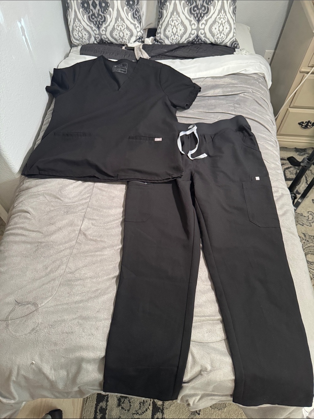 Figs women’s Black Scrub Set - Classic Fit Sweatpants & Top cargo pockets xl